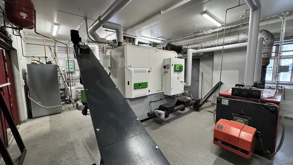 The PelleTech IDRO 400 in the boiler room, with the old oil boiler on the right.
