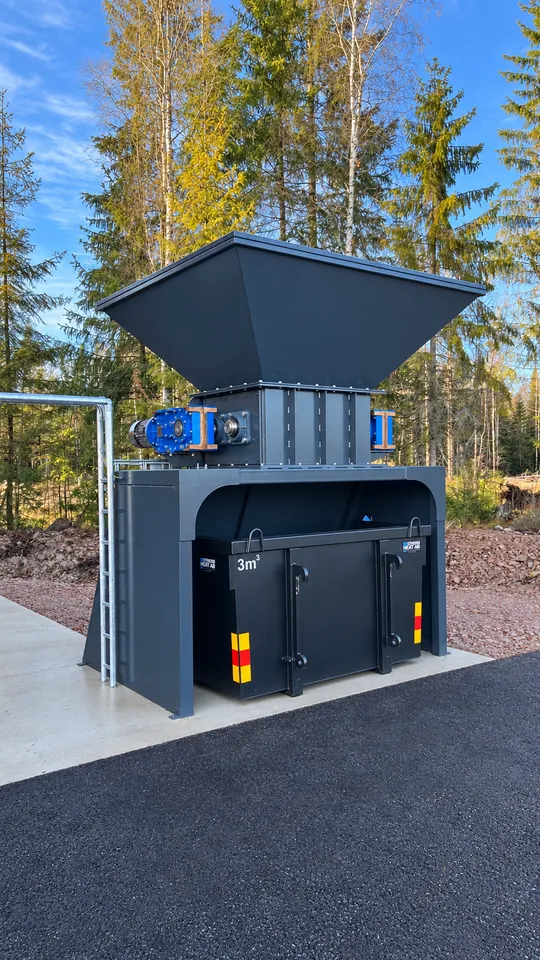 The Shredder with the hopper on top, the blue gear motors and the 3 m³ bin.