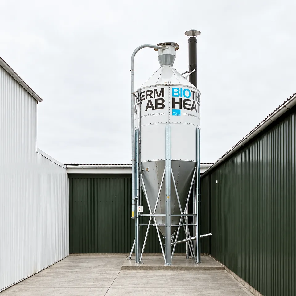 The galvanised steel silo, with the cyclone and the filling pipe.