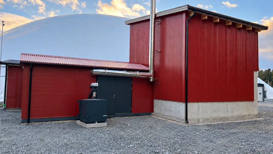 The heating plant with the air dome behind it.